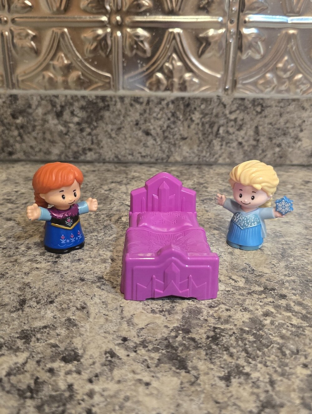 Fisher-Price Little People Disney Frozen Elsa & Ana Palace Purple Bed